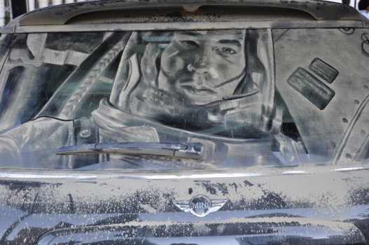 Obras de arte criadas em carros sujos.